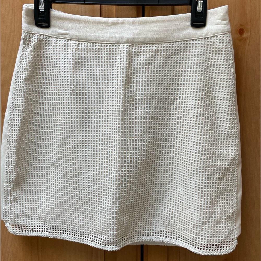 THE CUTEST cream/white skirt.